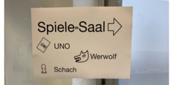 Wegbeschreibungsschild zum Spielesaal