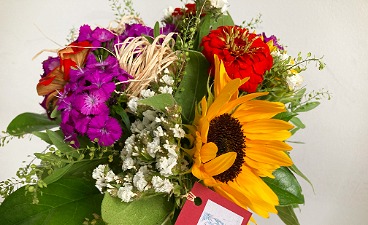 Gratulation den Logisitk-Absolvent*innen Blumenstrauß