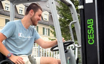 Prüfungsvorbereitung für den Gabelstaplerschein Junger Mann fährt Gabelstapler